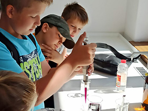 Naukowcy z Laboratorium Ekochemii i Inżynierii Środowiska IB PAN zdradzają dzieciom tajniki swojej pracy